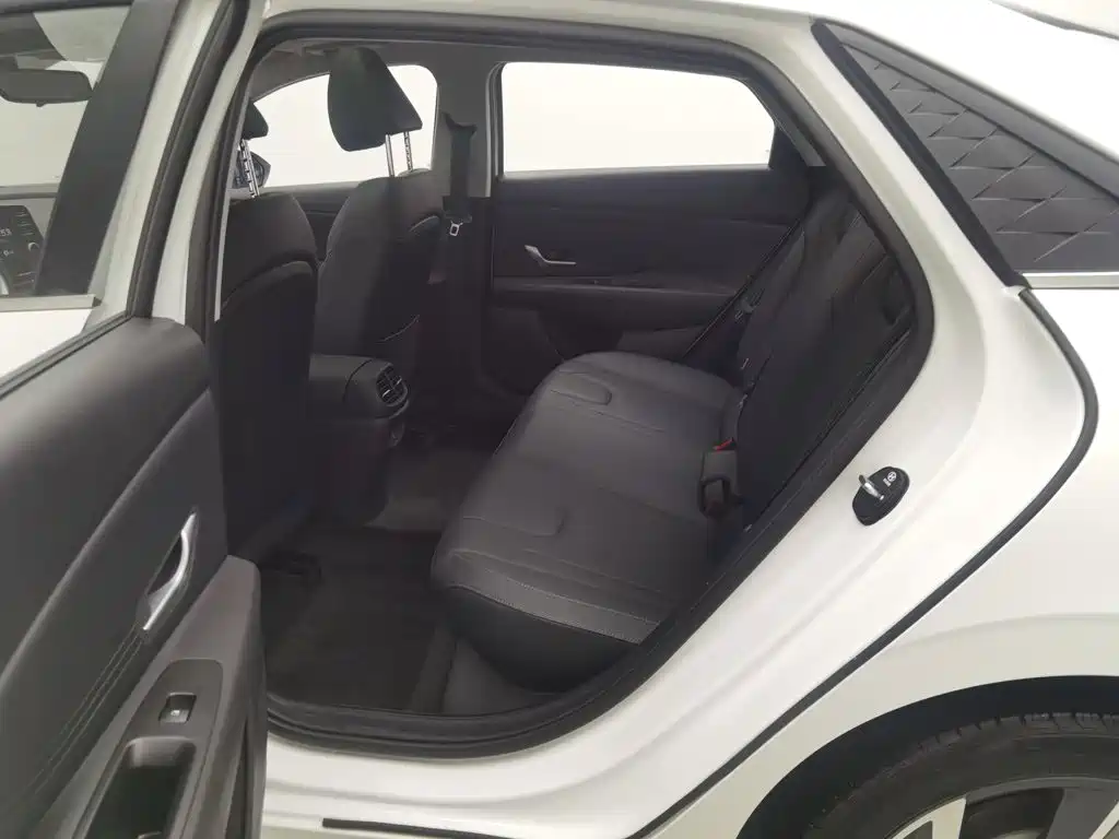 Hyundai Elantra — миниатюра 15
