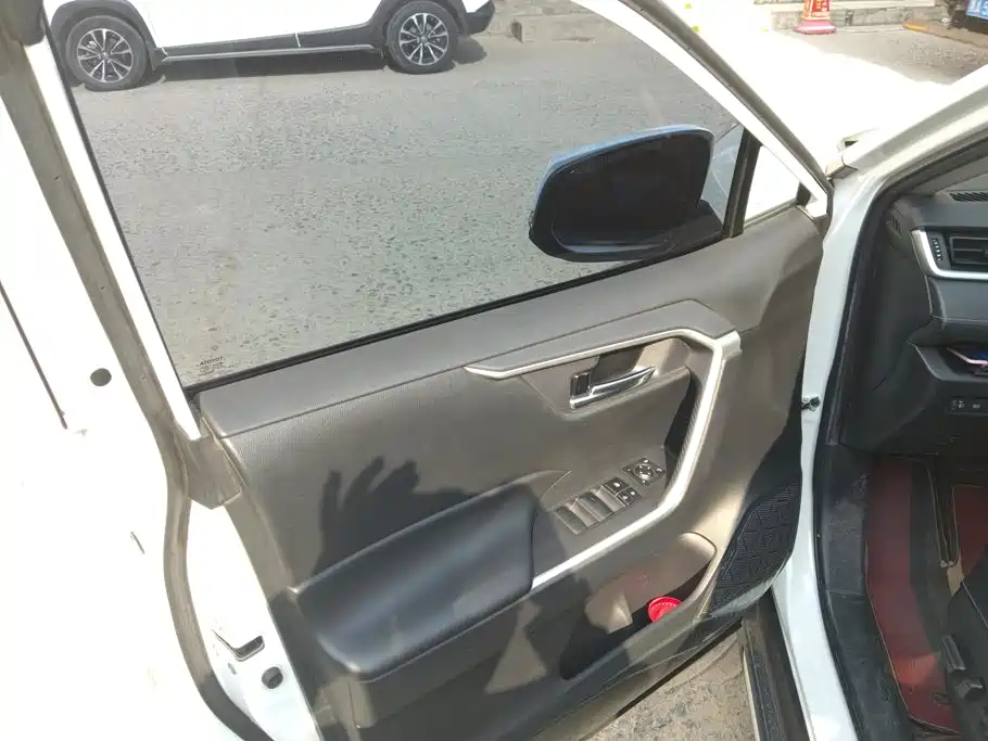 Toyota RAV4 — миниатюра 7