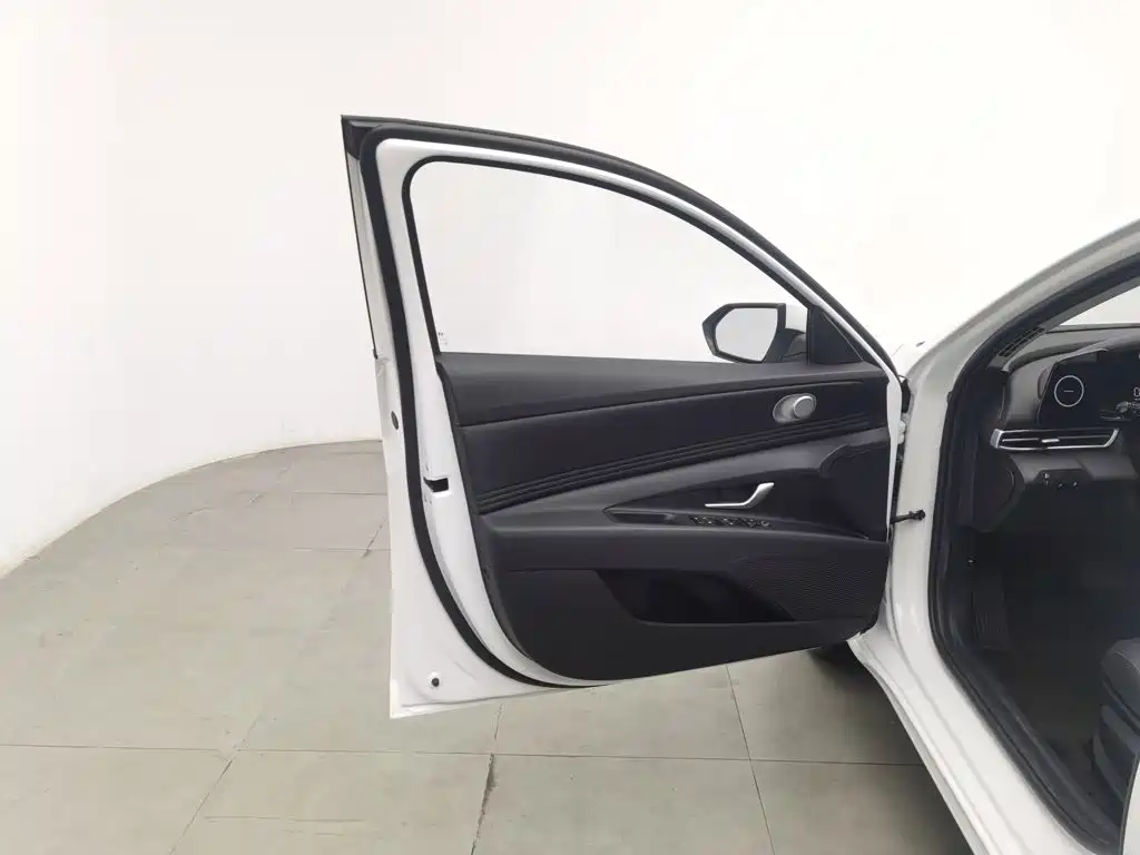 Hyundai Elantra — миниатюра 8