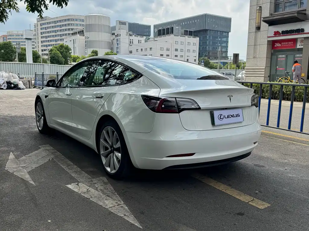 Tesla Model 3 — миниатюра 16