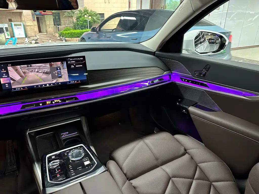 BMW 7 Series — миниатюра 11