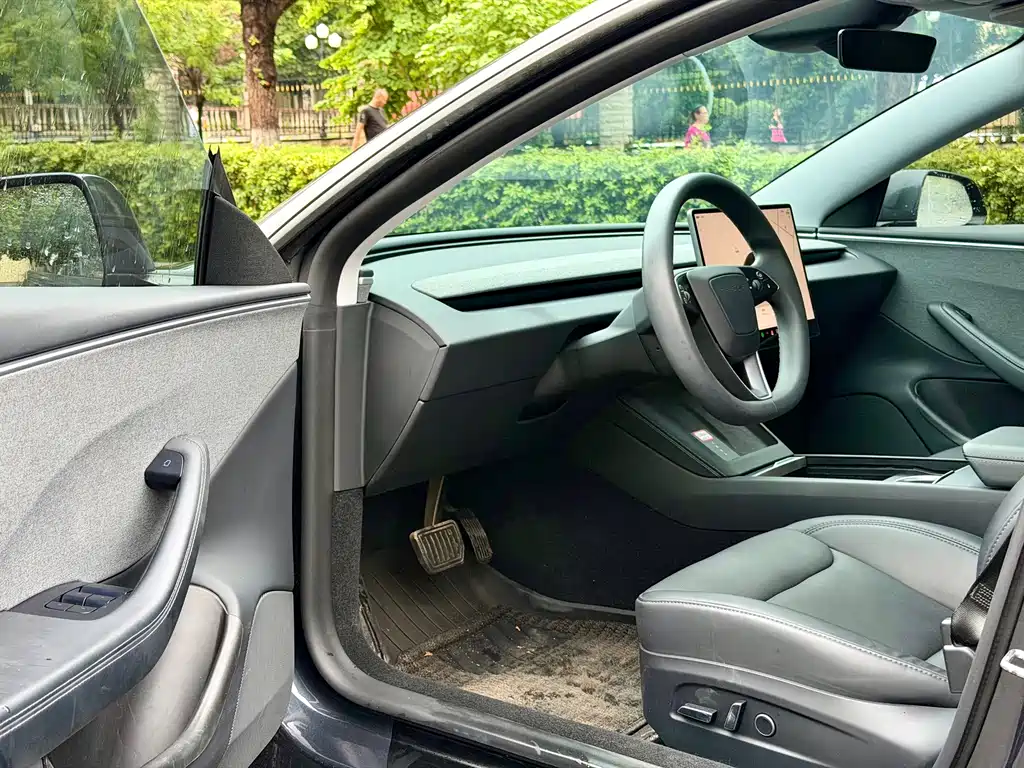 Tesla Model 3 — миниатюра 7