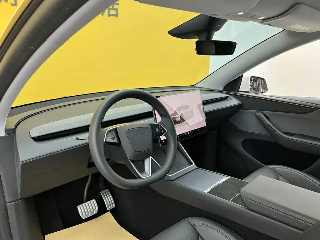 Tesla Model Y — миниатюра 40