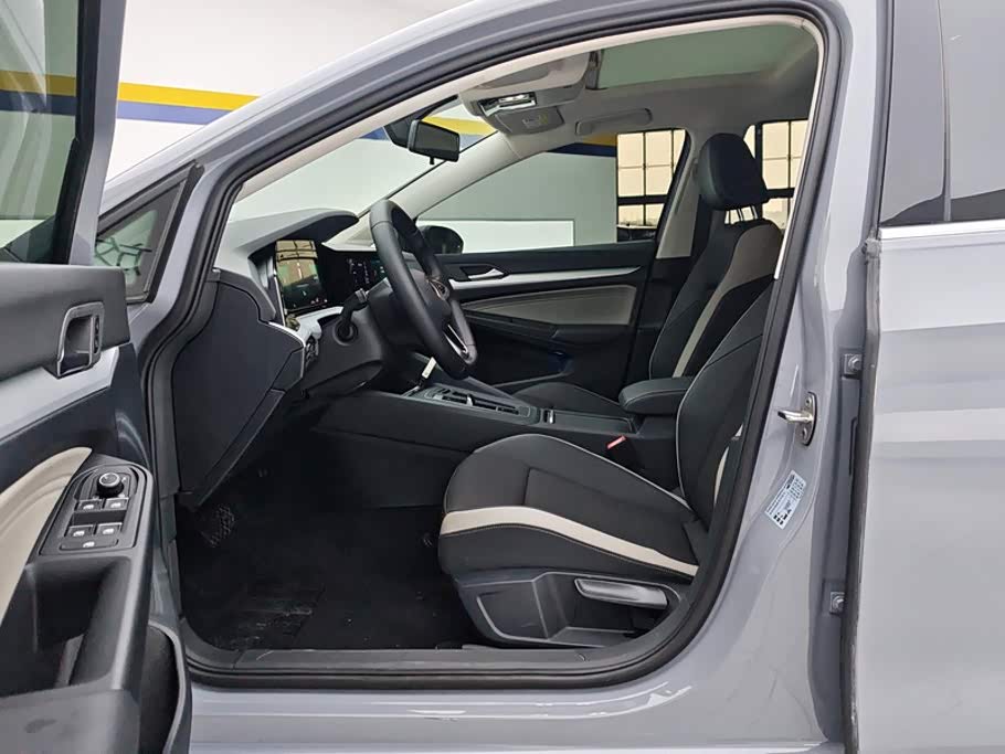 Volkswagen Golf 1.4 л 2021 г. Серебристо-серый, пробег 42500 км