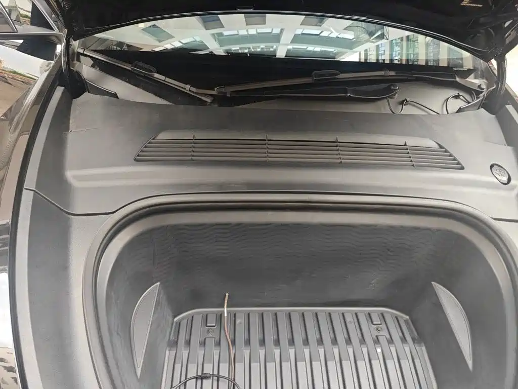 Tesla Model Y — миниатюра 16
