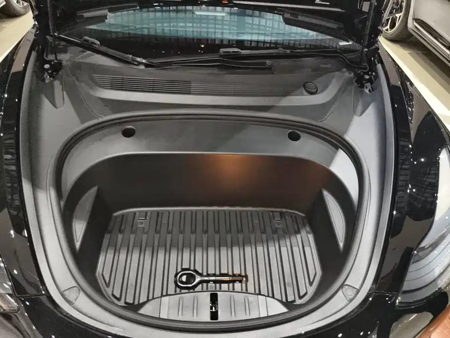 Tesla Model 3 — миниатюра 10
