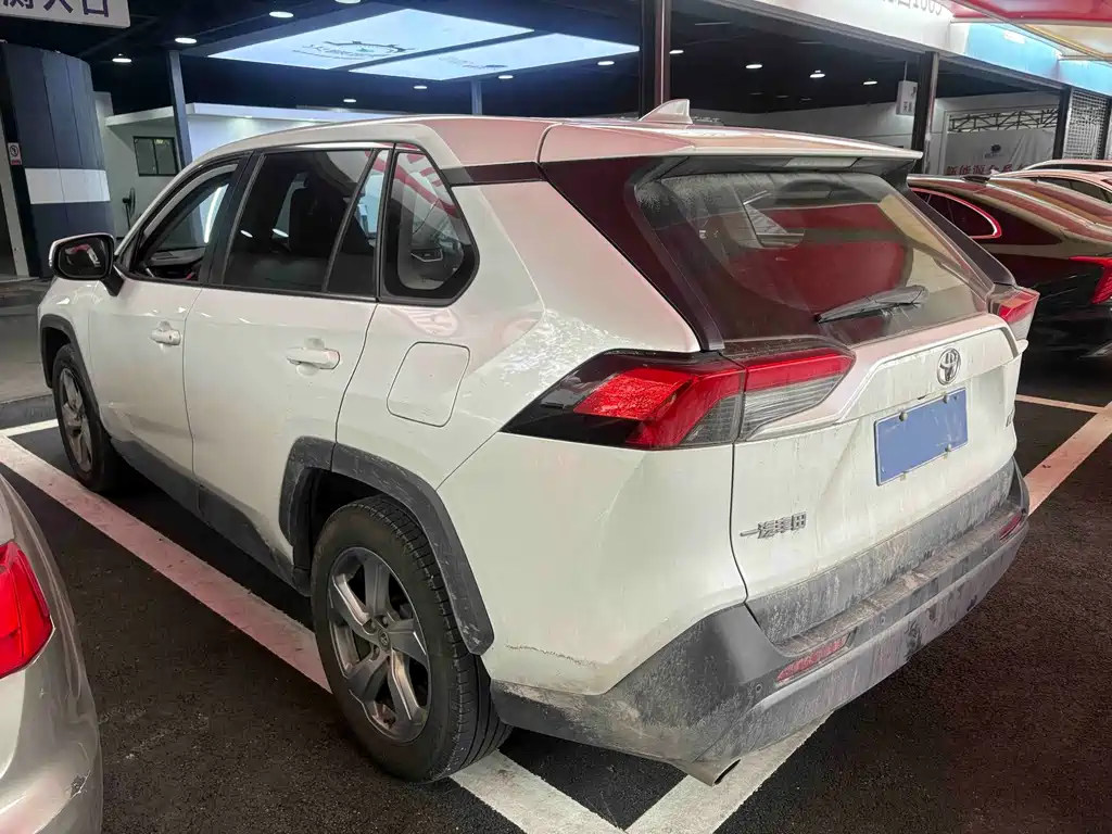 Toyota RAV4 — миниатюра 9