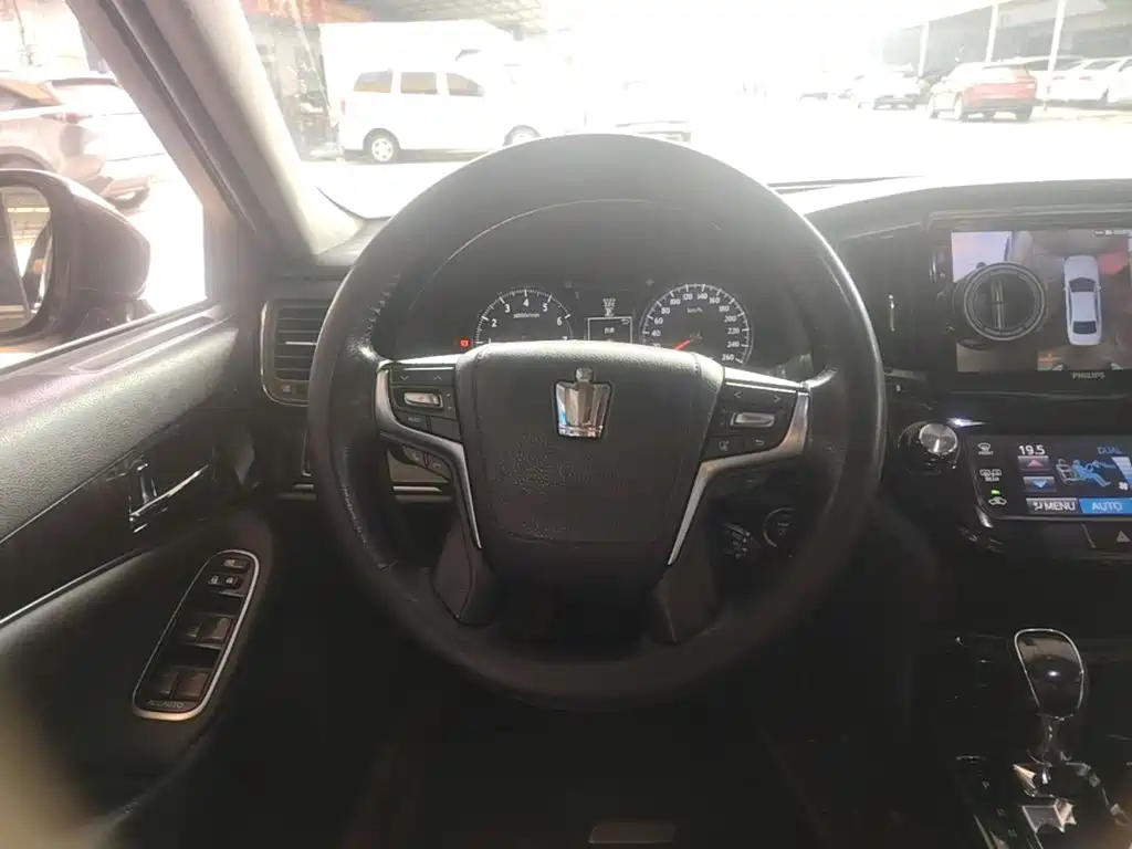 Toyota Crown — миниатюра 11