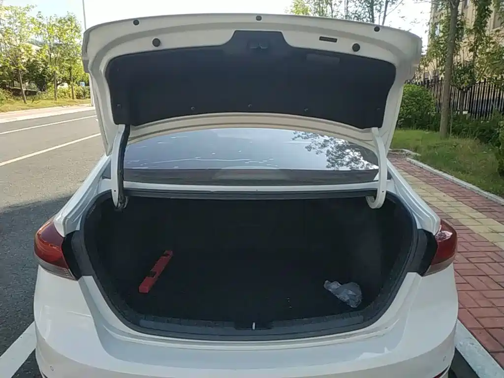 Hyundai Elantra — миниатюра 19