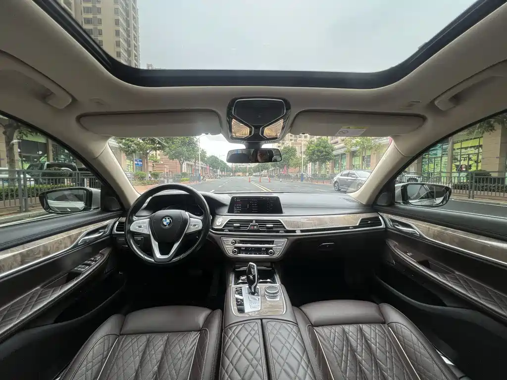 BMW 7 Series — миниатюра 9