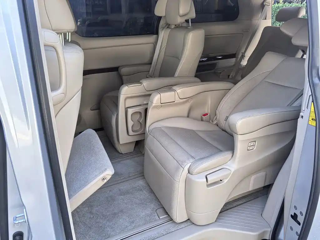 Toyota Alphard — миниатюра 23