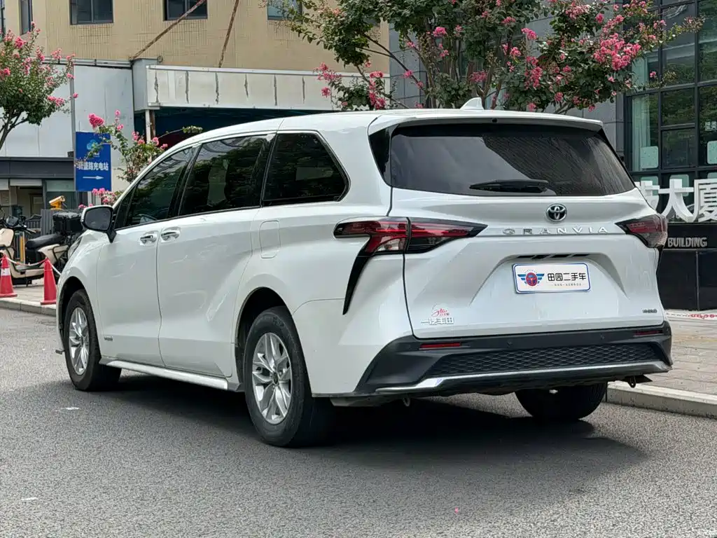 Toyota Granvia — миниатюра 4