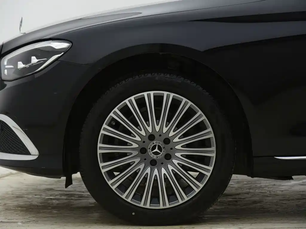 Mercedes-Benz E-Class — миниатюра 12