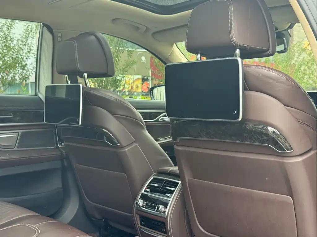 BMW 7 Series — миниатюра 11
