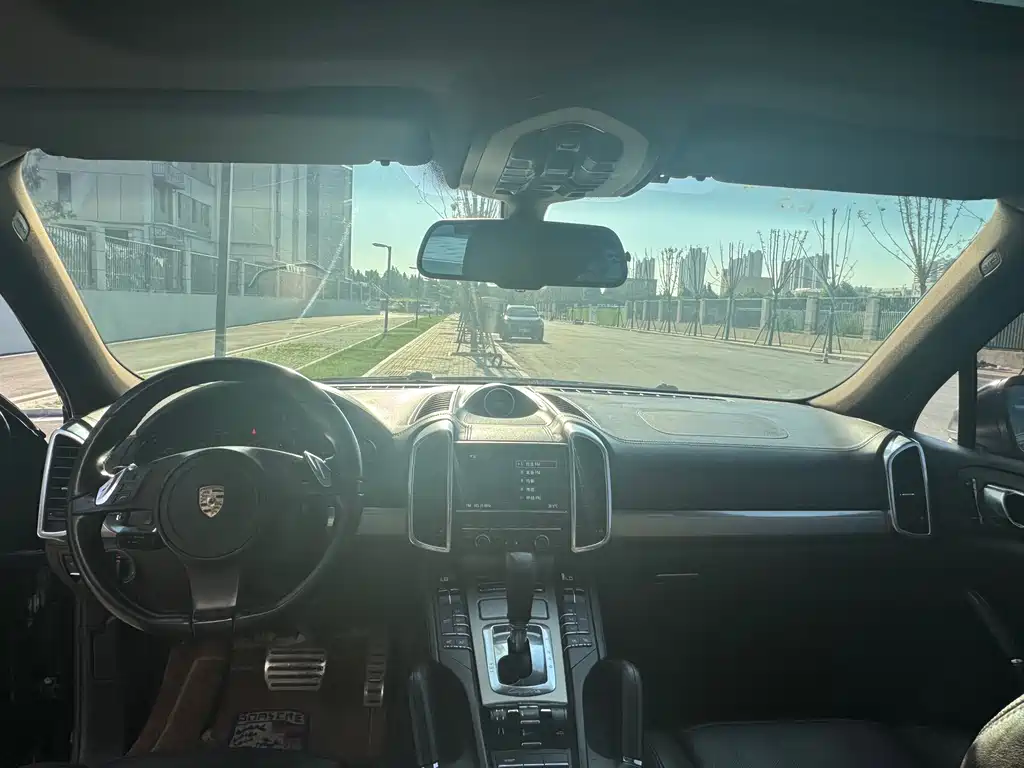 Porsche Cayenne — миниатюра 9