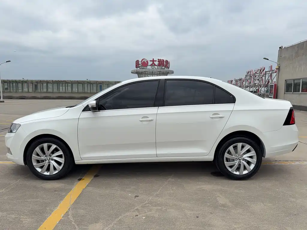 Skoda Rapid — миниатюра 7