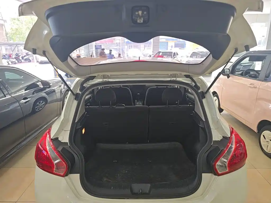 Nissan Tiida — миниатюра 19