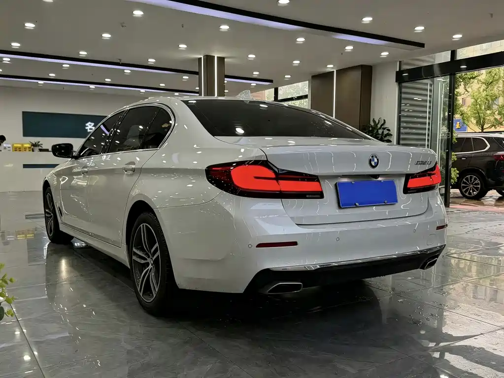 BMW 5 Series — миниатюра 9