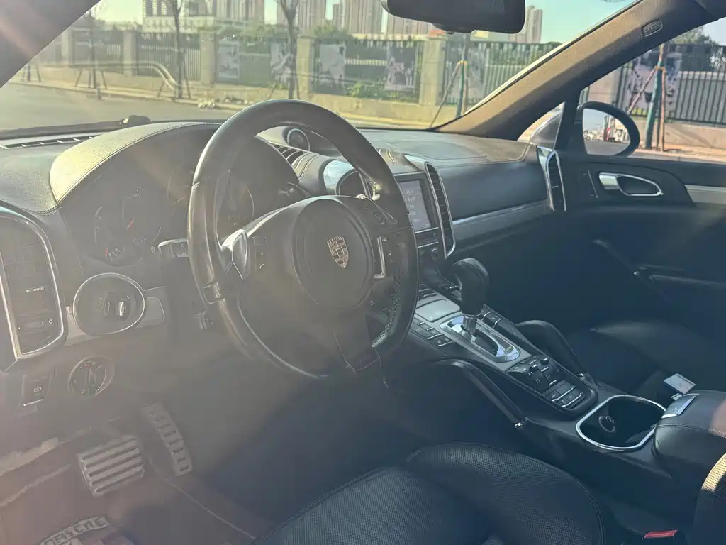 Porsche Cayenne — миниатюра 7
