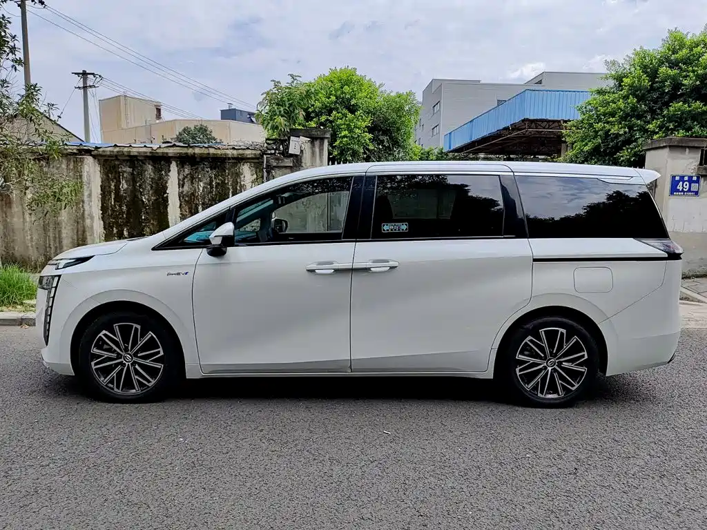 GAC Motor 传祺E8 PHEV — миниатюра 3