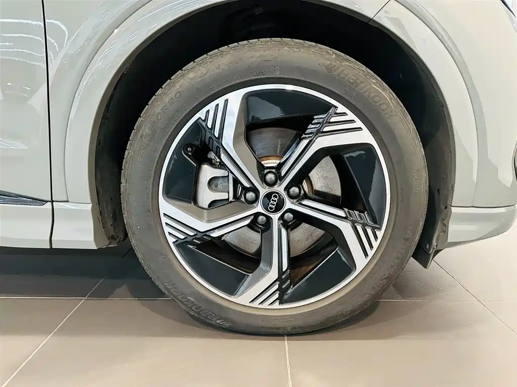 AUDI Q4 E TRON