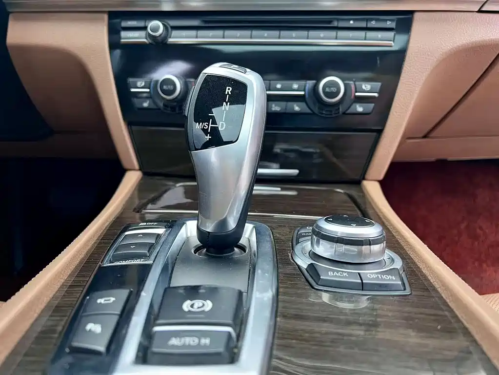 BMW 7 Series — миниатюра 14