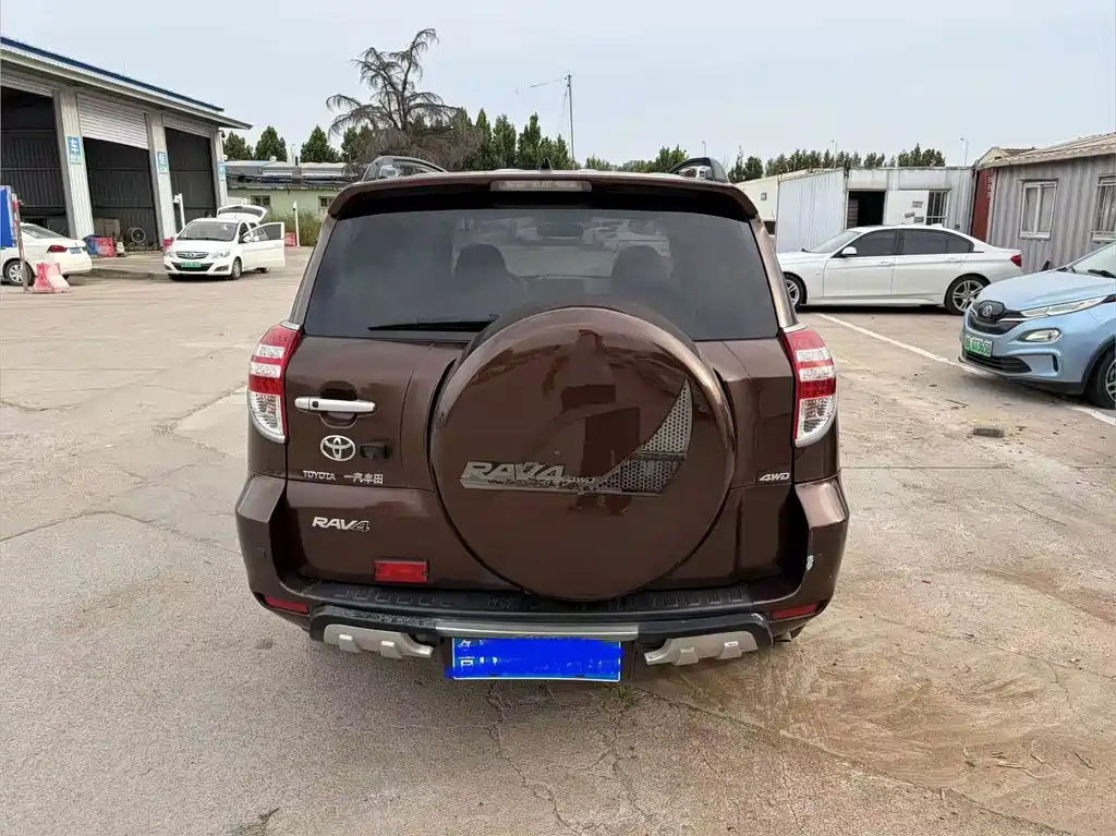 Toyota RAV4 — миниатюра 6