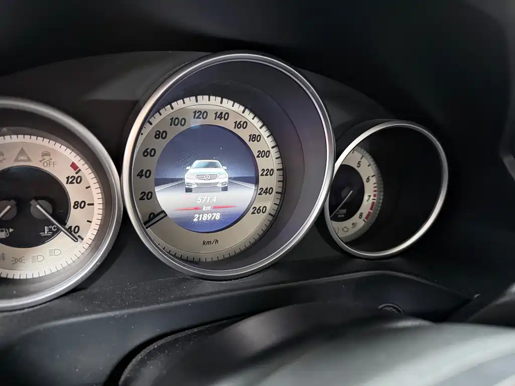 Mercedes-Benz E-Class — миниатюра 10
