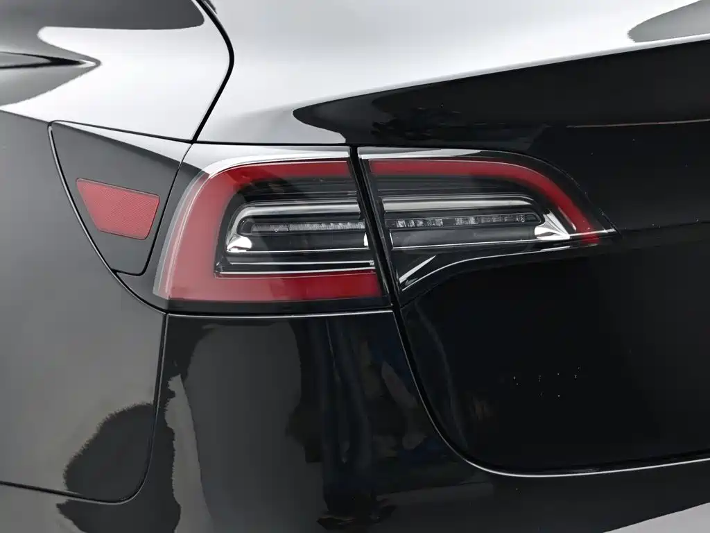 Tesla Model 3 — миниатюра 7