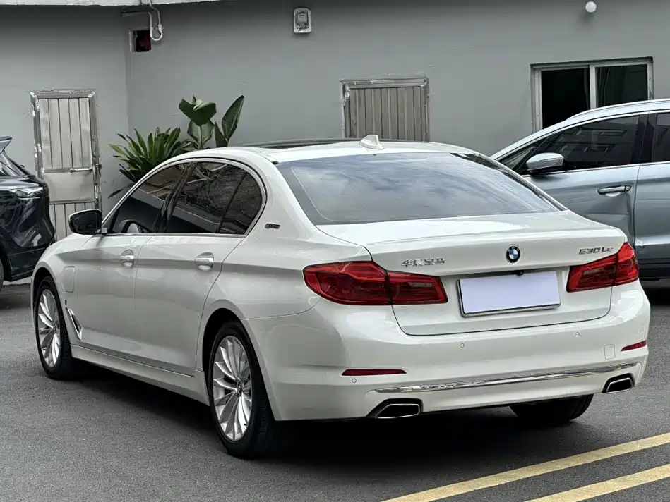 BMW 5 Series New Energy — миниатюра 9