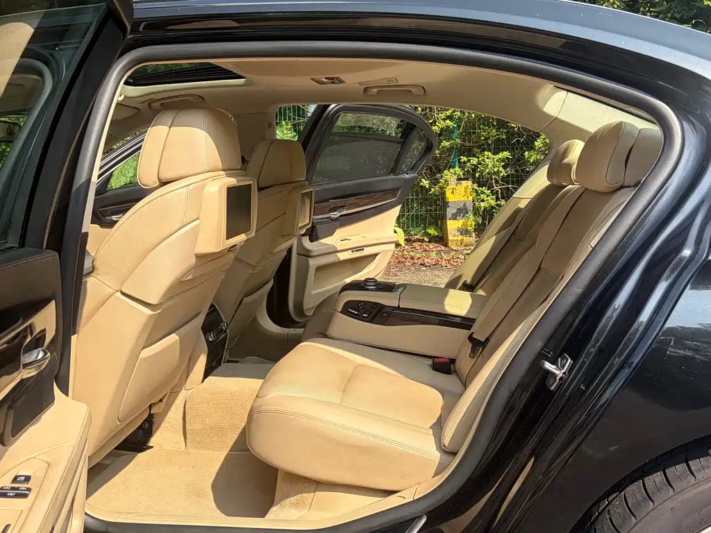 BMW 7 Series — миниатюра 9