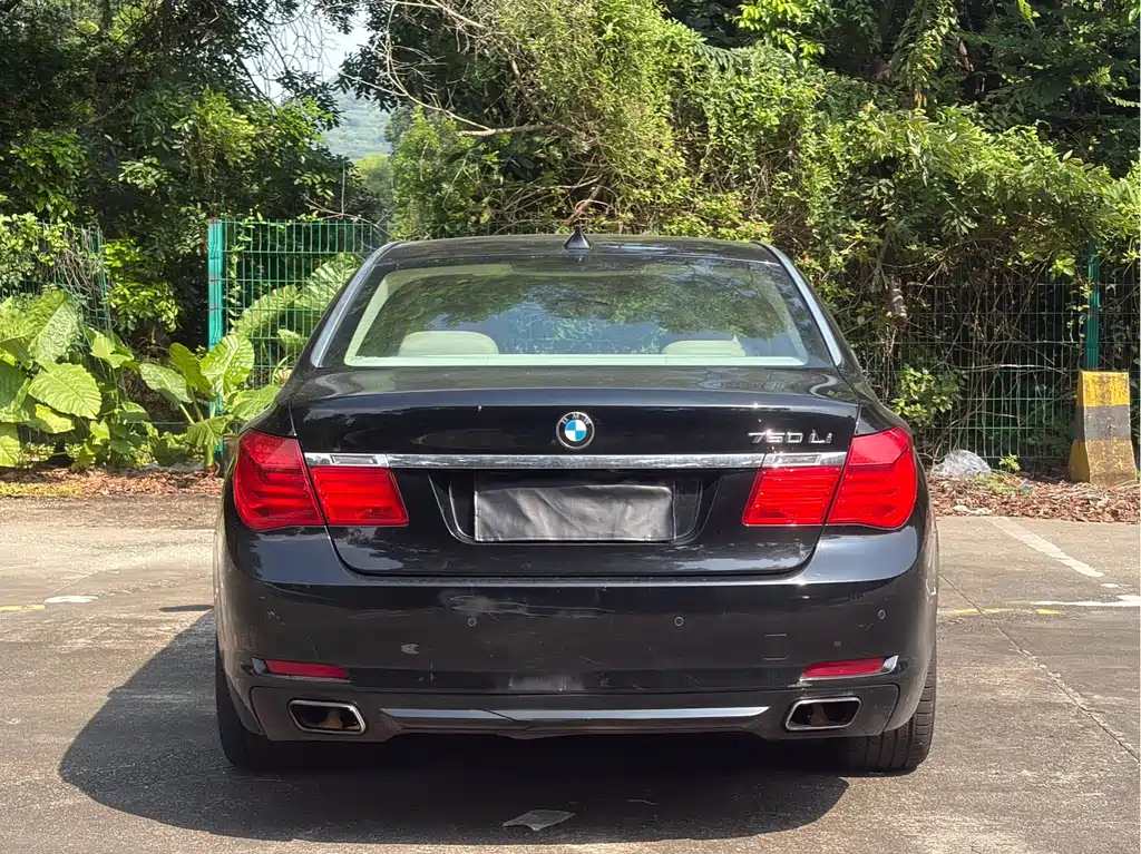 BMW 7 Series — миниатюра 17