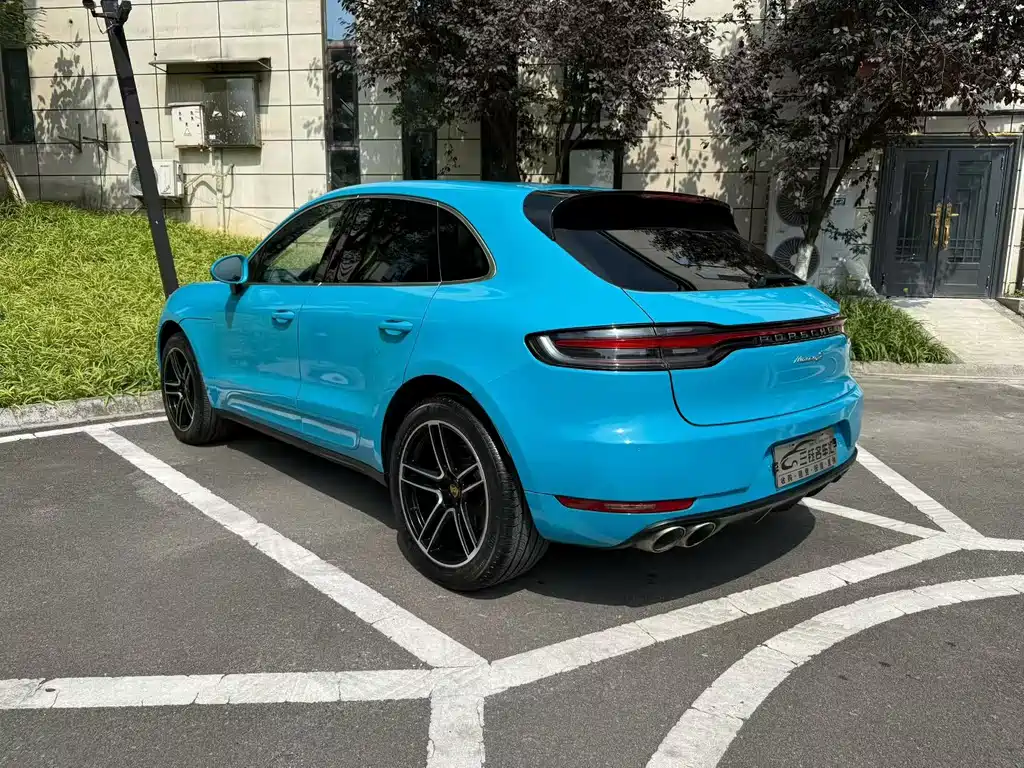 PORSCHE MACAN