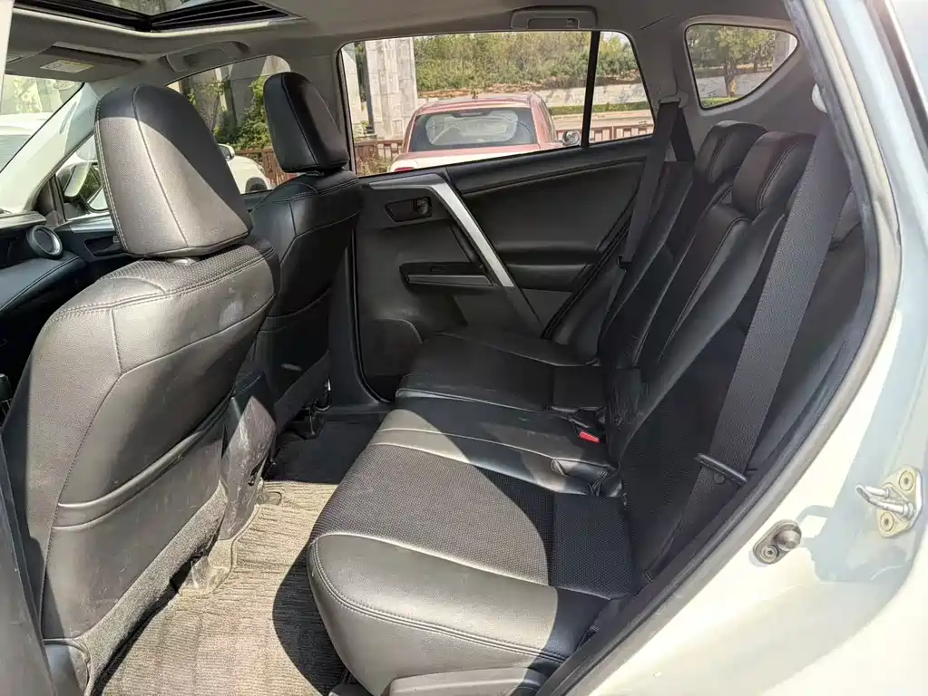Toyota RAV4 — миниатюра 8