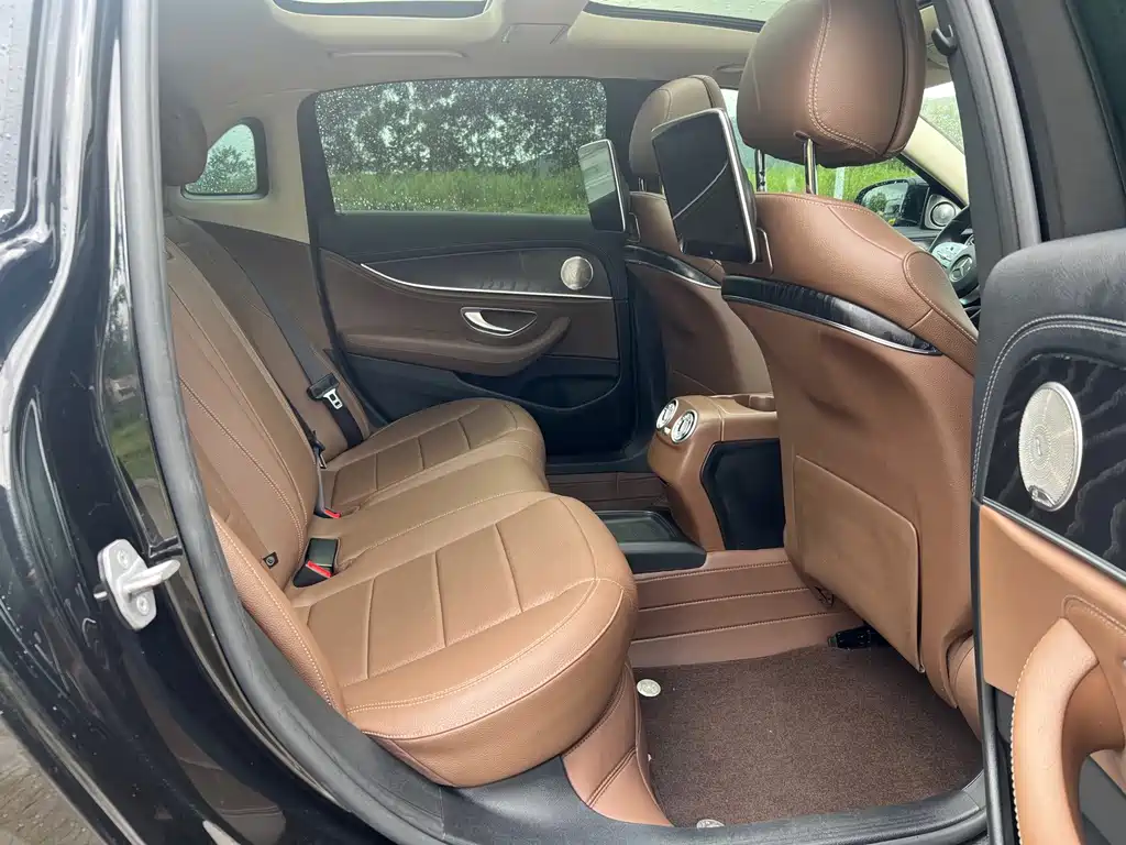 Mercedes-Benz E-Class — миниатюра 11