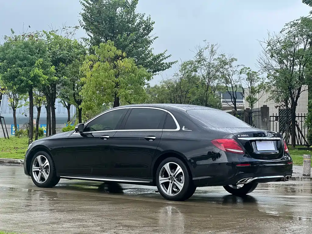 Mercedes-Benz E-Class — миниатюра 6