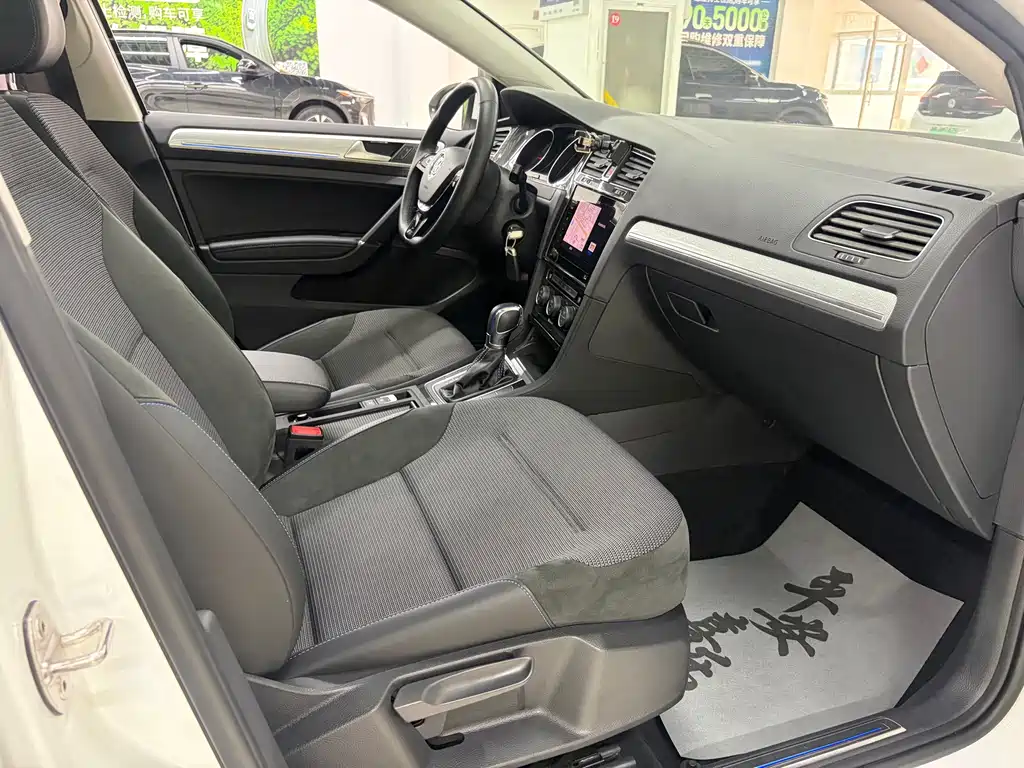 Volkswagen Golf EV — миниатюра 8
