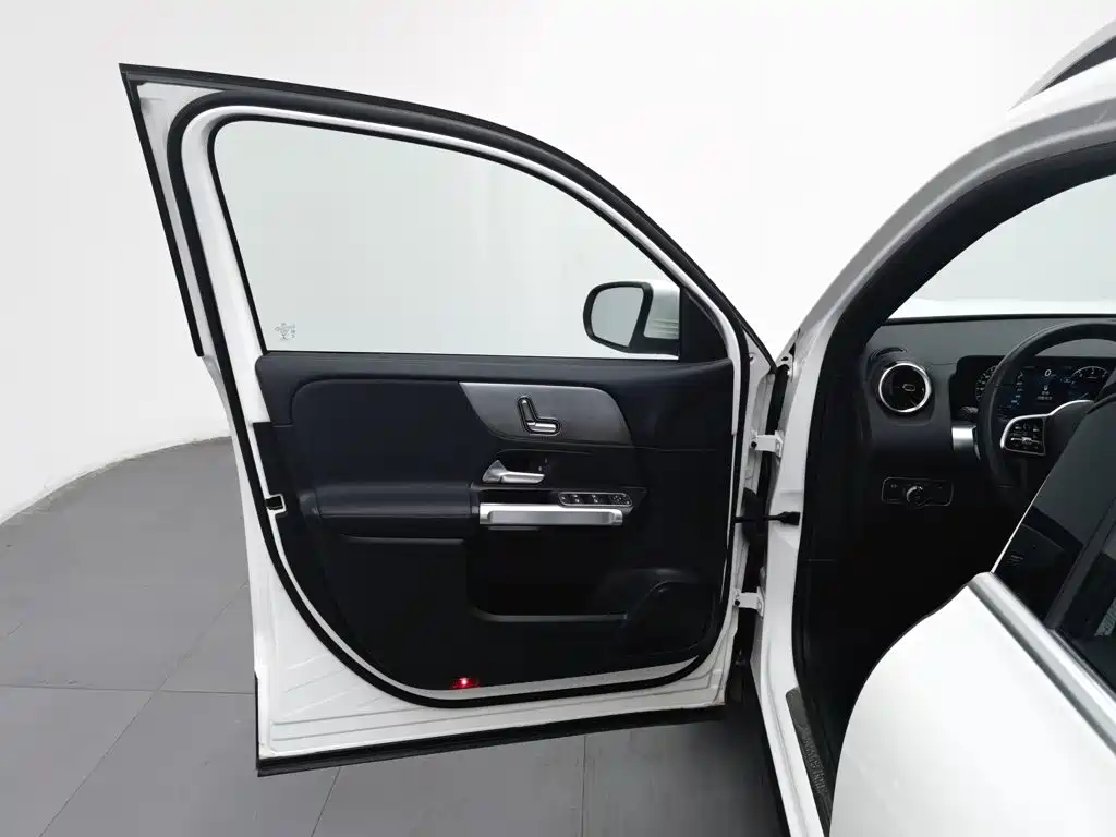 Mercedes-Benz GLB — миниатюра 8