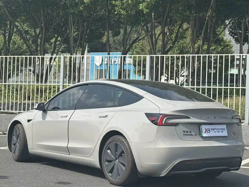 Tesla Model 3 — миниатюра 5