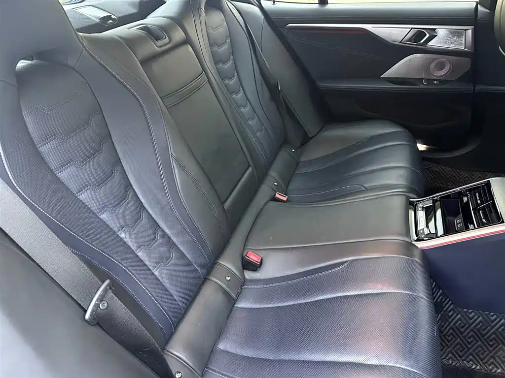 BMW 8 Series — миниатюра 10