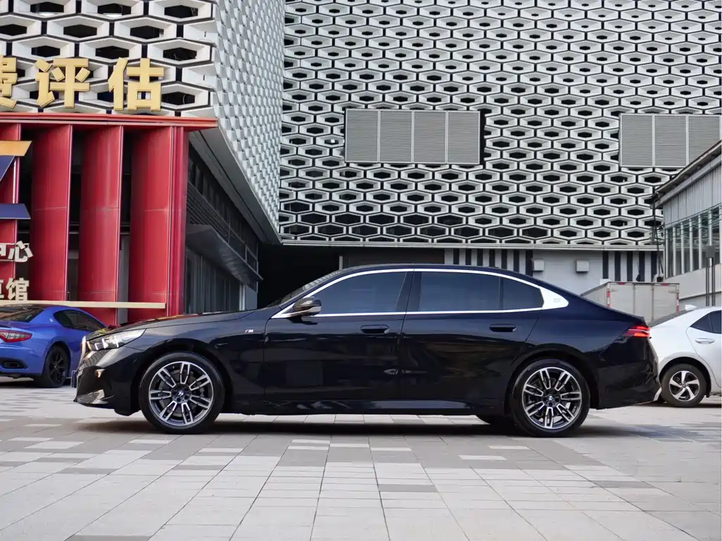 BMW 5 Series — миниатюра 3