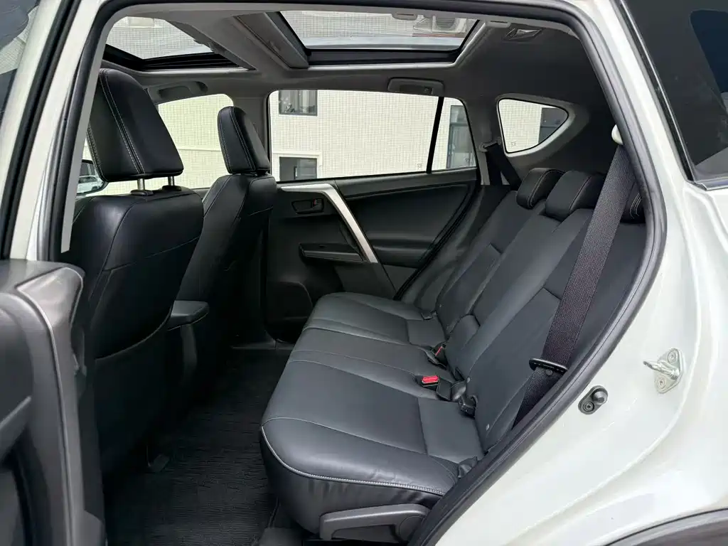 Toyota RAV4 — миниатюра 9