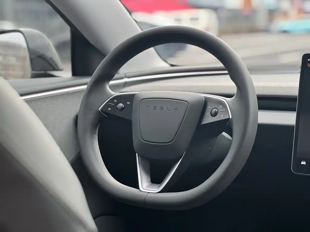 Tesla Model 3 — миниатюра 6