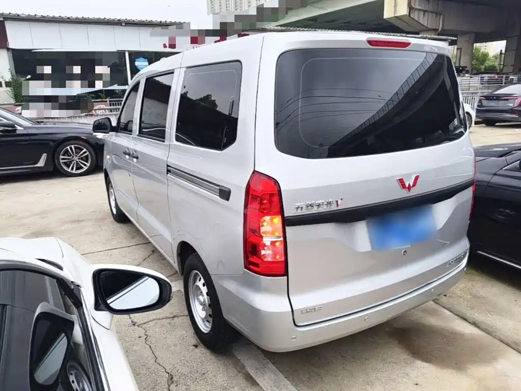 Wuling Hongguang V — миниатюра 5