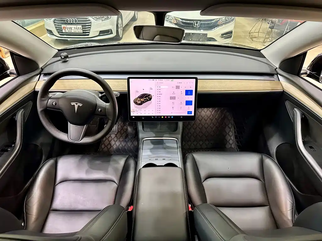 Tesla Model Y — миниатюра 12