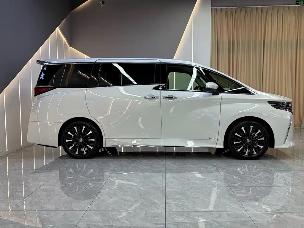 Toyota Alphard — миниатюра 4