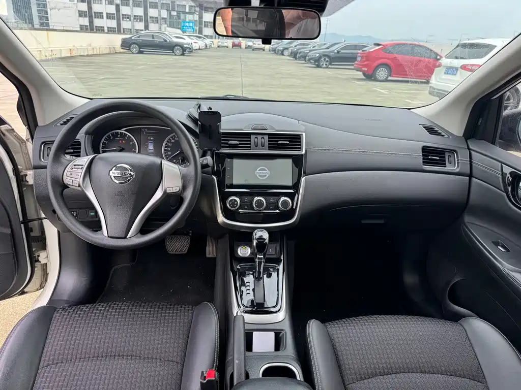 Nissan Tiida — миниатюра 7