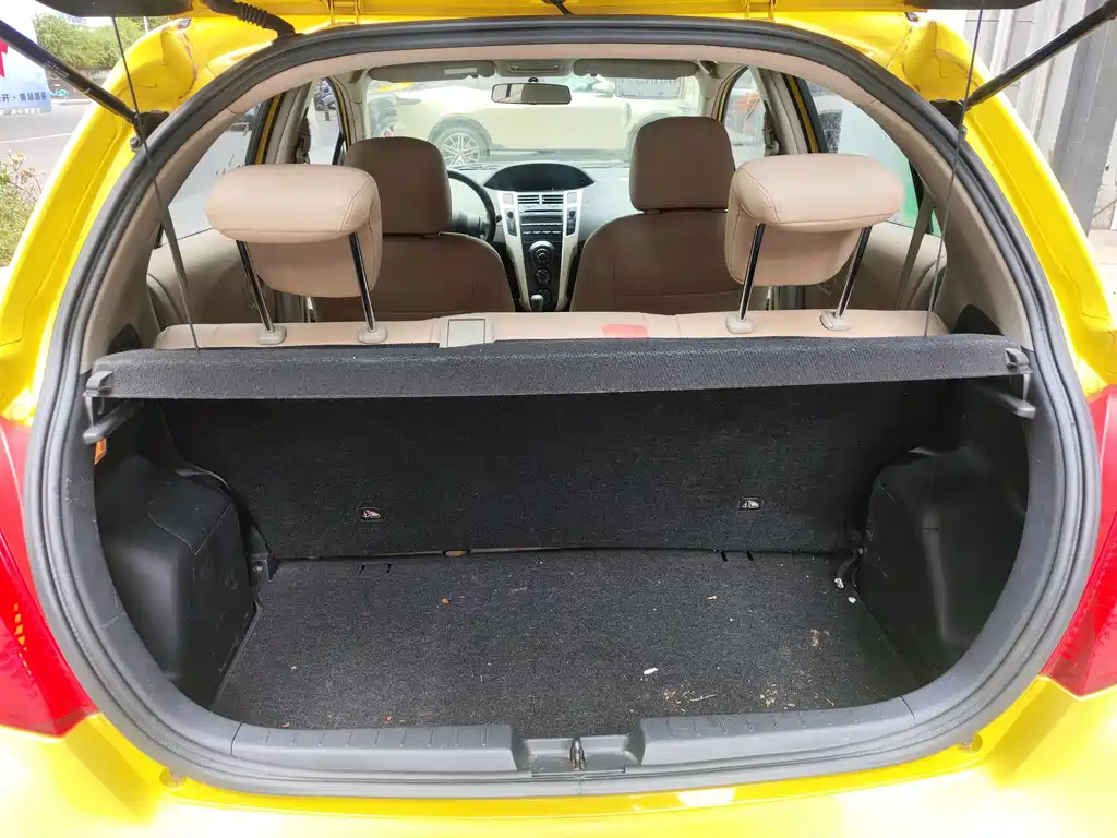 Toyota Yaris — миниатюра 8