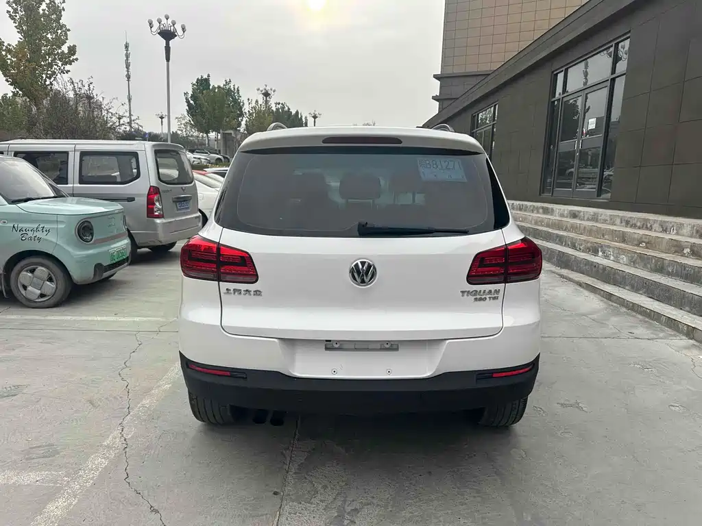 VOLKSWAGEN TIGUAN