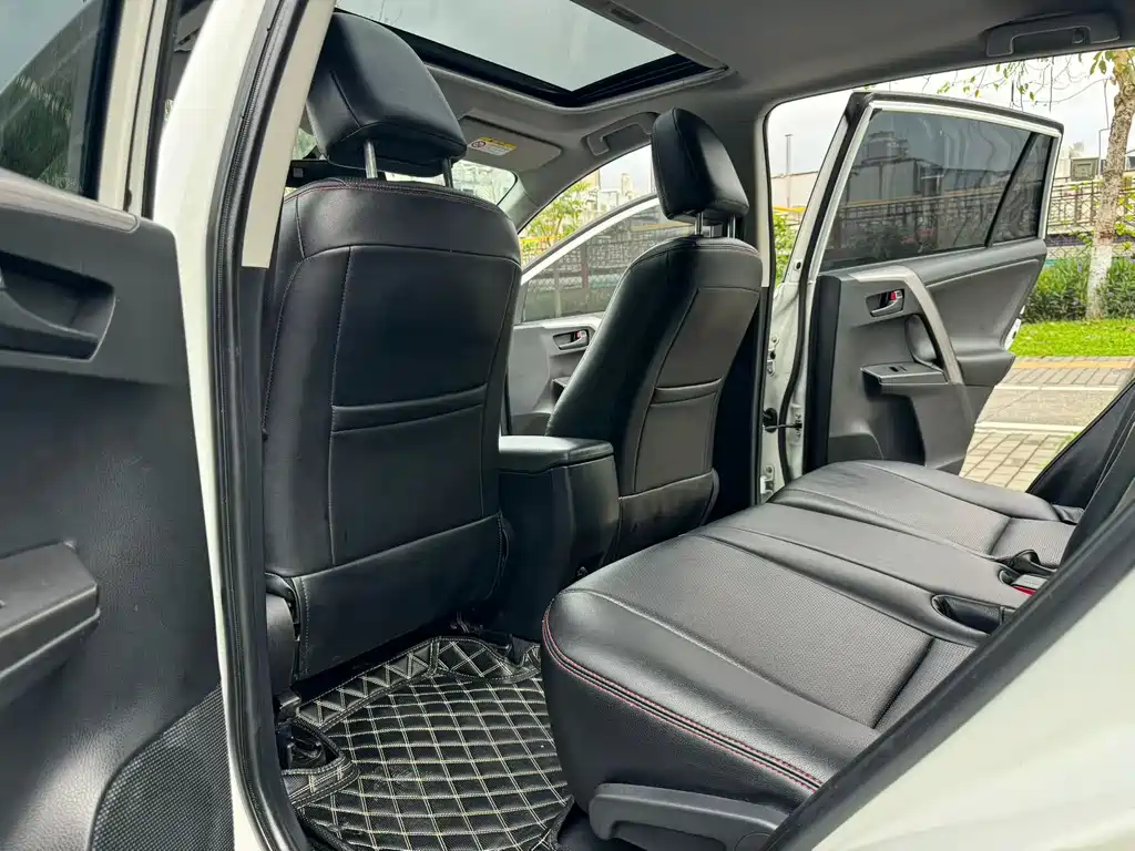 Toyota RAV4 — миниатюра 6